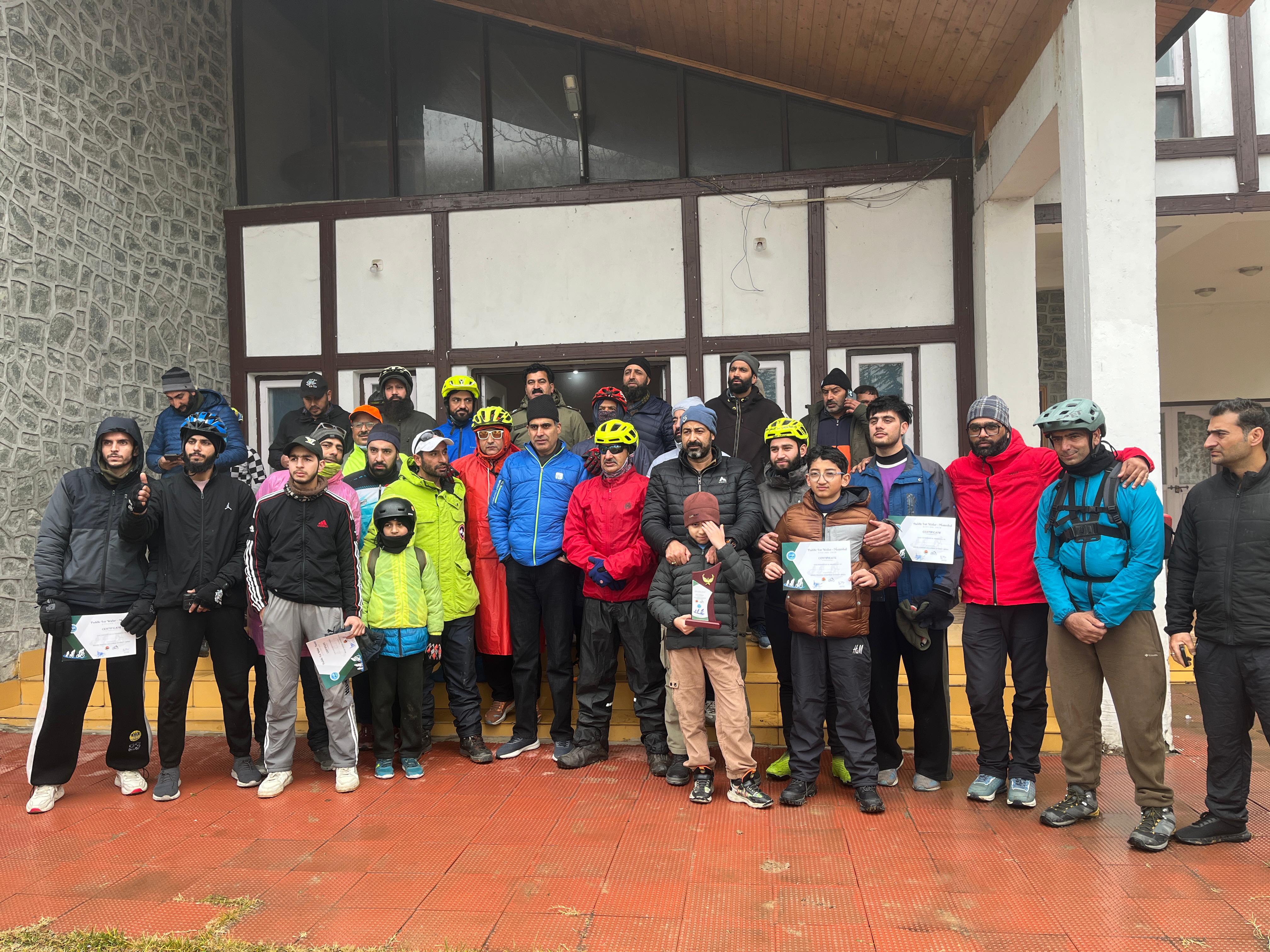 40 cyclists paddle to Manasbal to create awareness 